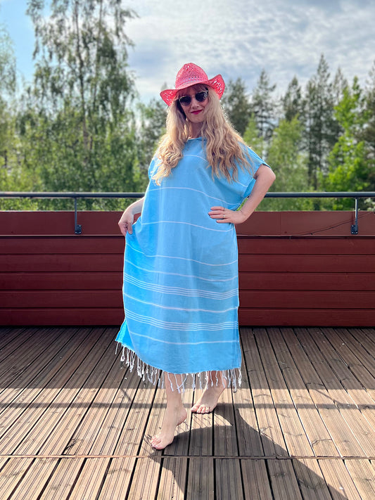 So Pretty Sultan hamam-poncho, vaalea turkoosi- käytössä