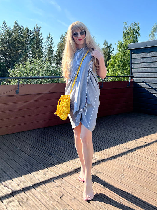 So Pretty käsin virkattu olkalaukku, sitruuna - käytössä